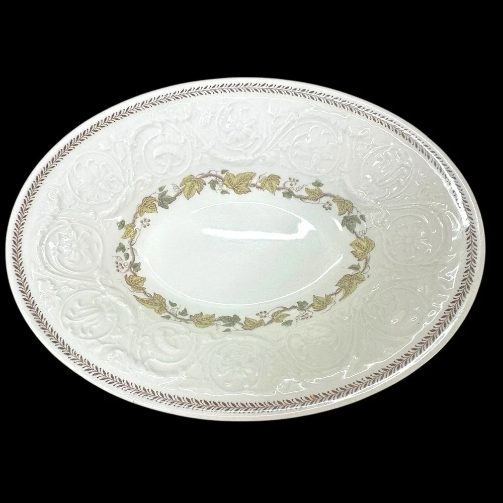 Wedgwood Patrician Golden Ivy Laurel‎ Rim 10-5/8